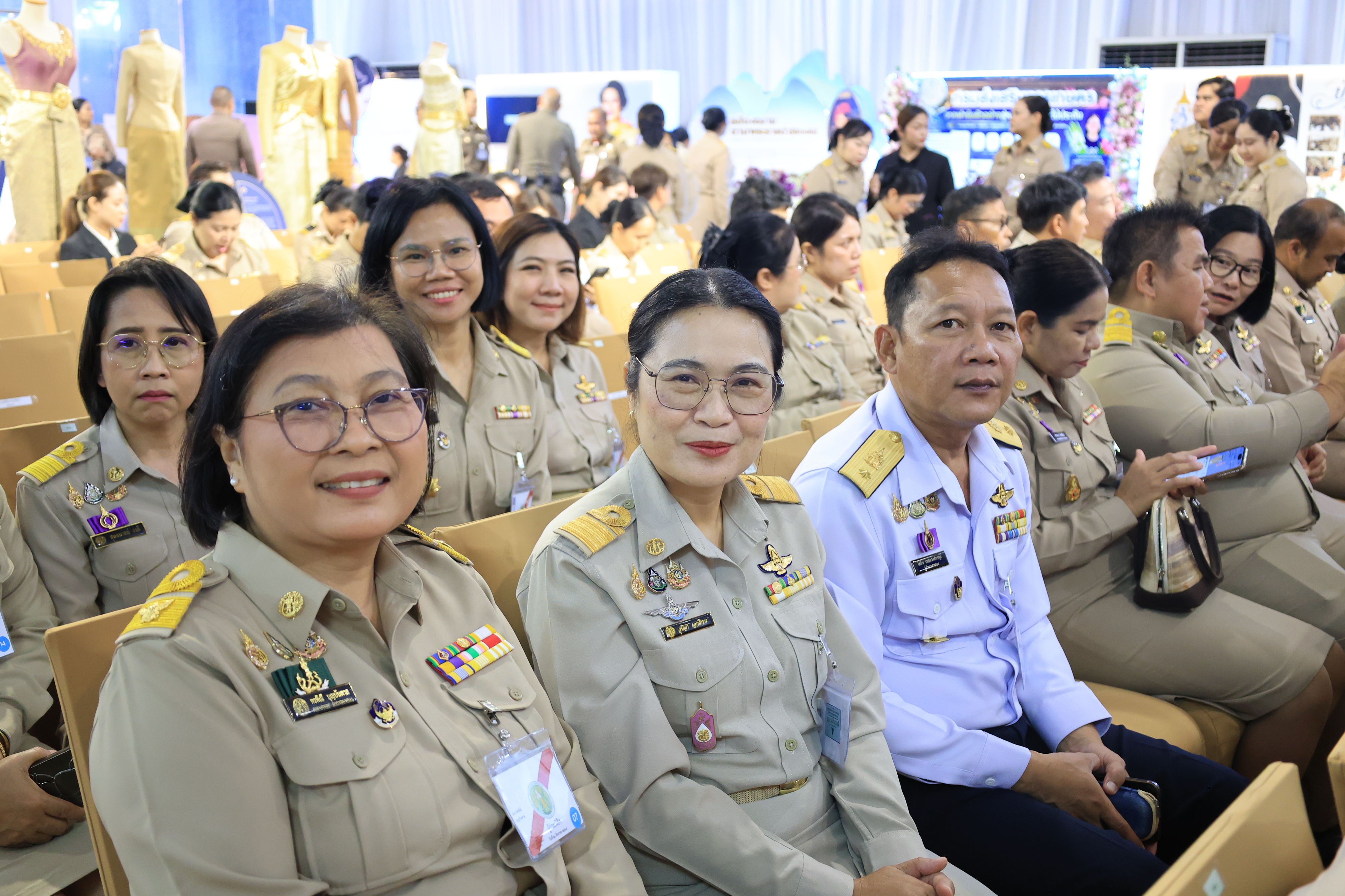 title - สำนักงานการปฏิรูปที่ดินเพื่อเกษตรกรรม ร่วมเฝ้าฯ รับเสด็จ สมเด็จพระกนิษฐาธิราชเจ้า กรมสมเด็จพระเทพรัตนราชสุดา ฯ สยามบรมราชกุมารี เสด็จพระราชดำเนินไปทรงเปิดงานเทิดพระเกียรติและน้อมรำลึก ในพระมหากรุณาธิคุณของสมเด็จพระนางเจ้าสิริกิติ์ พระบรมราชินีนาถ พระบรมราชชนนีพันปีหลวง “ภูษา ธัญญา ราชินี”